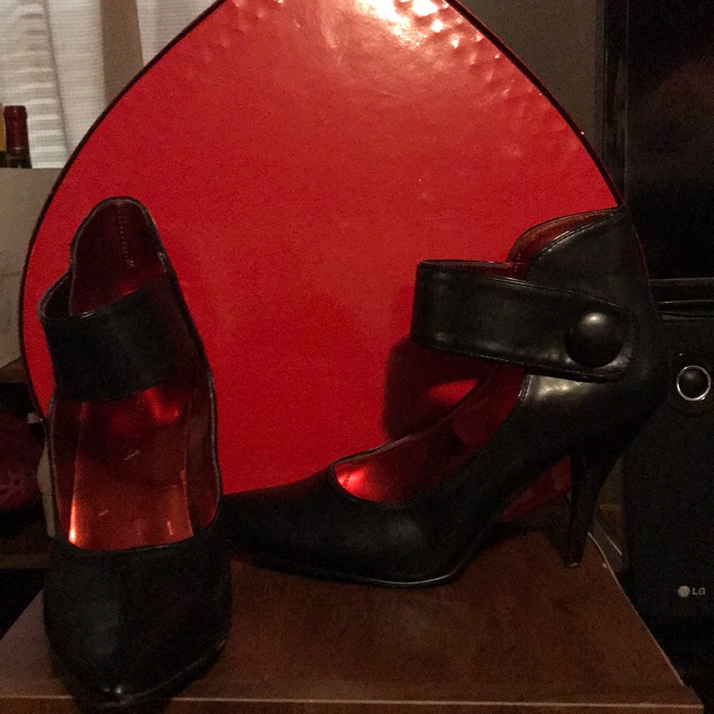 3 1/2 black heels with big button